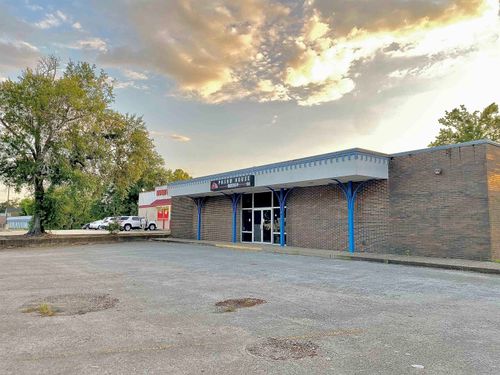 800 S Pine St, Kountze, TX, 77625-9391 | Card Image