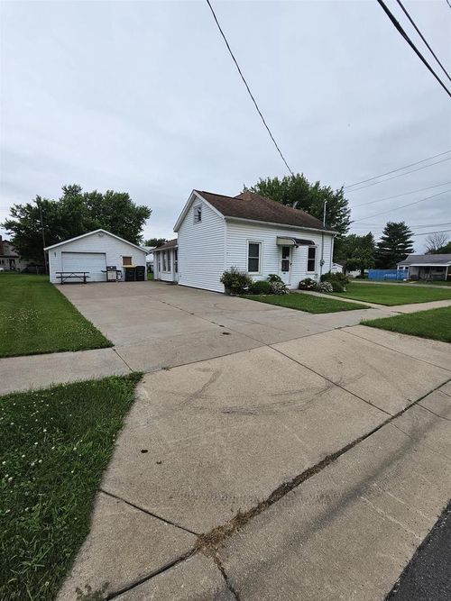 418 W Bluff Street, Cassville, WI, 53806 | Card Image