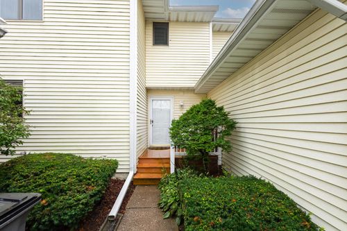 3169 Willowwood Dr, Bettendorf, IA, 52722-2895 | Card Image