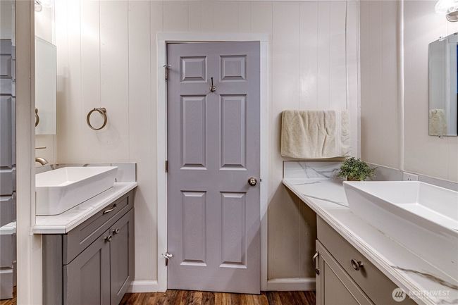 Dual sinks in the primary bath. | Image 21