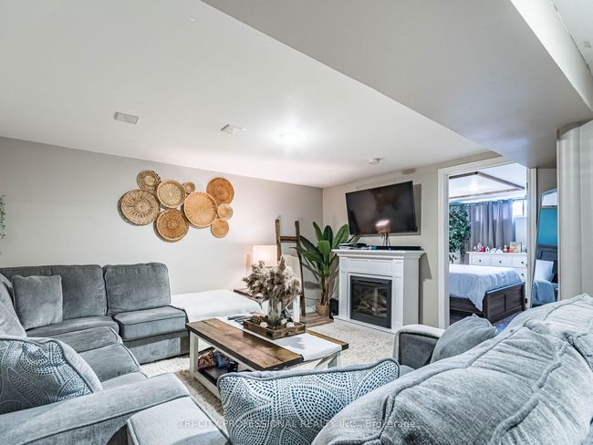866 Krosno Blvd, House attached with 5 bedrooms, 2 bathrooms and 2 parking in Pickering ON | Image 18