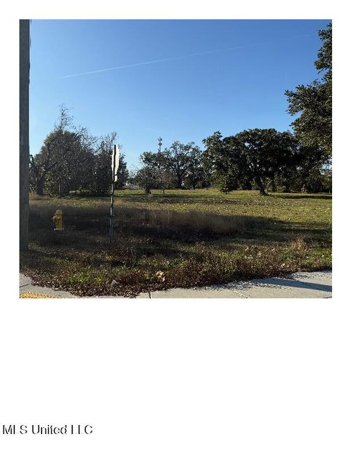 119 1st St, Biloxi, MS, 39530-4703 | Card Image