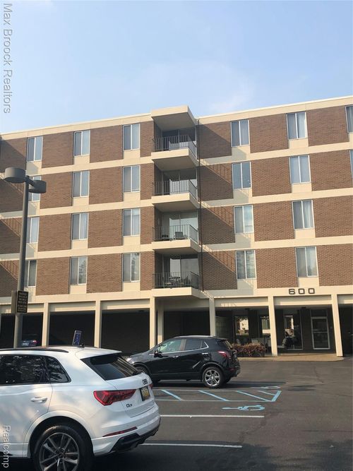 309-600 W Brown St, Birmingham, MI, 48009-1477 | Card Image