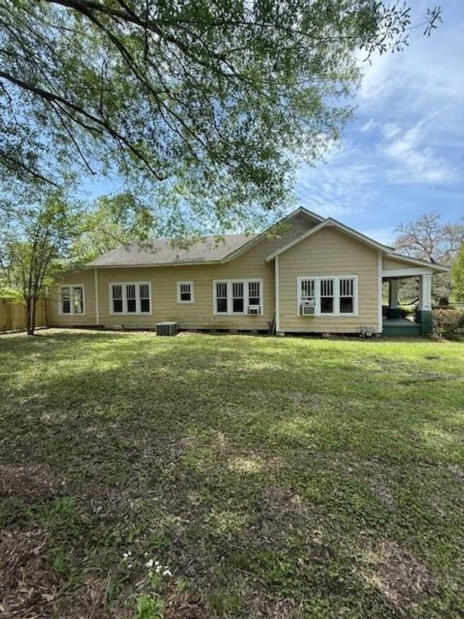 1100 Maple St, House other with 3 bedrooms, 2 bathrooms and null parking in Winnfield LA | Image 5