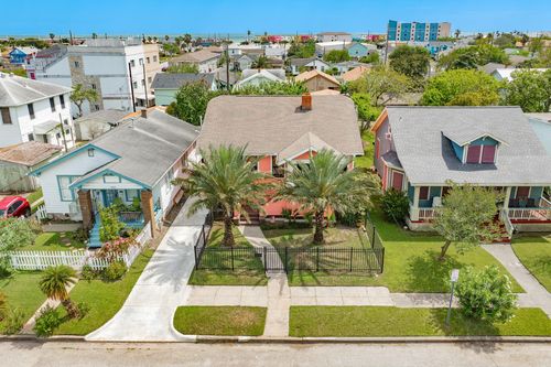 3911 Avenue R 1/2, Galveston, TX, 77550-8607 | Card Image