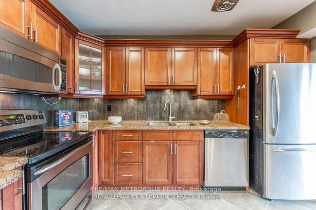 704 - 15 Elizabeth St N, Condo with 3 bedrooms, 2 bathrooms and null parking in Mississauga ON | Image 8