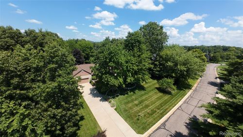 6093 Rosewood Pkwy, White Lake, MI, 48383-2789 | Card Image