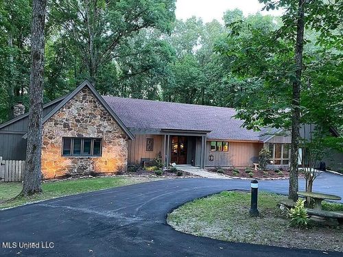 1202 White Oak Dr, Hernando, MS, 38632-8079 | Card Image