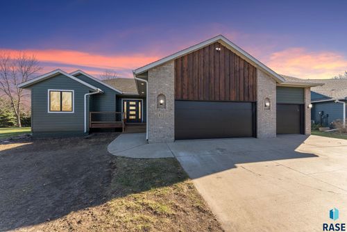 813 E Heatherwood Dr, Brandon, SD, 57005-2509 | Card Image
