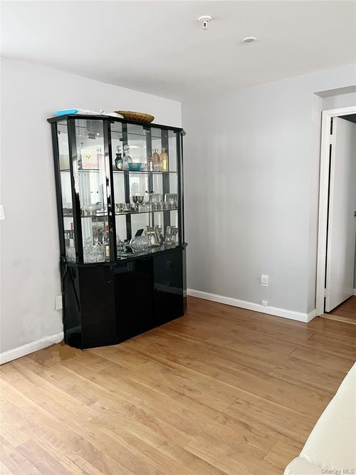 apt-1b-10 Canterbury Rd, Great Neck, NY, 11021-2611 | Card Image