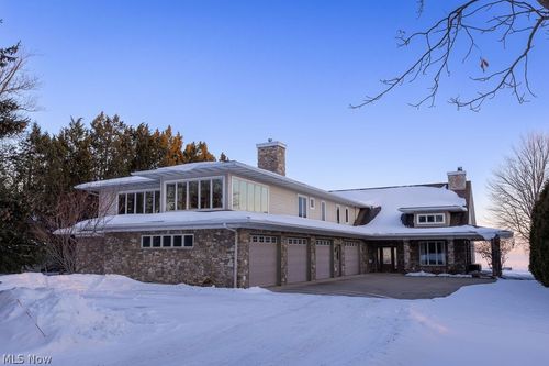 10710 Edgewater Dr, Cleveland, OH, 44102-6131 | Card Image