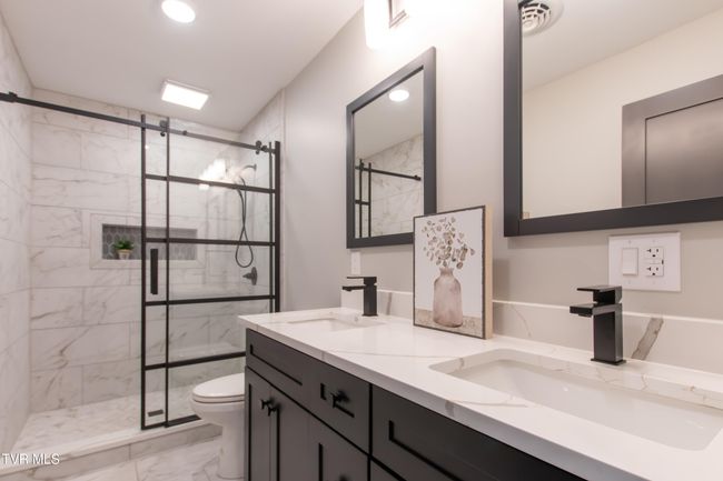 Master Bathroom | Image 19