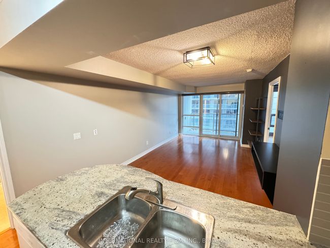 2308 - 763 Bay St, Condo with 1 bedrooms, 1 bathrooms and 1 parking in Toronto ON | Image 6