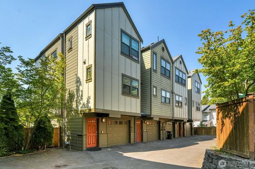 b-11711 Greenwood Ave N, Seattle, WA, 98133-8186 | Card Image