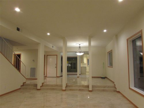 apt-19-201 Vanderpool Ln, Houston, TX, 77024-6151 | Card Image