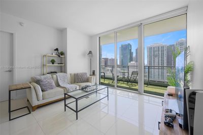 2412 - 92 Sw 3rd St, Condo with 2 bedrooms, 2 bathrooms and null parking in Miami FL | Image 2