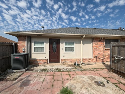 33-21 W Townhouse Ln, Grand Prairie, TX, 75052-6222 | Card Image