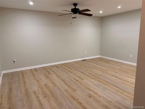 2051 Newell Dr, Sterling Heights, MI, 48310-2861 | Card Image