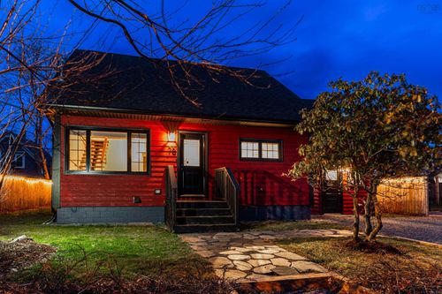 78 Lawrence St, Lunenburg, NS, B0J2C0 | Card Image