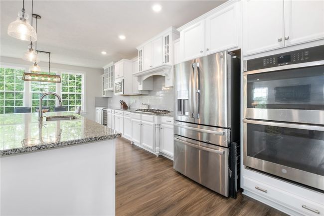 Stainless Appliances, Double Oven, Gas Cooktop And So Much Storage. | Image 12