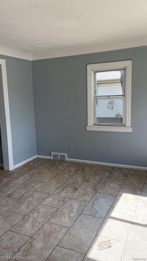 776 Cleophus Pkwy, Lincoln Park, MI, 48146-2655 | Card Image