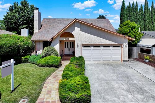 1067 Woodridge Dr, Vacaville, CA, 95687-6438 | Card Image