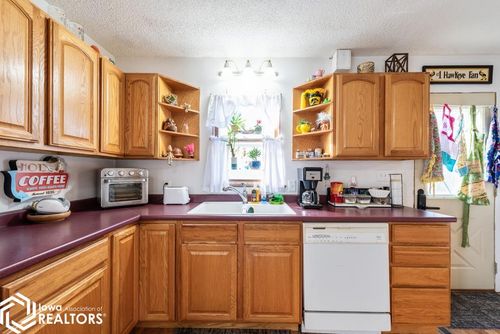 313 W Williams St, Ottumwa, IA, 52501-5037 | Card Image