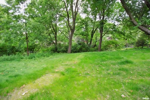 2043 12th St, East Moline, IL, 61244-2212 | Card Image