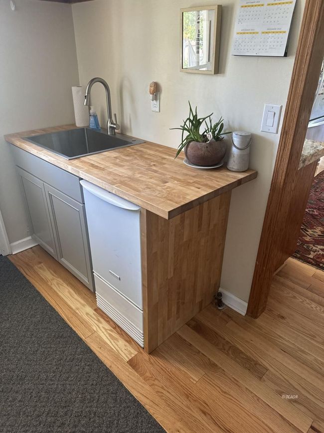 Utility room sink & ice maker | Image 33