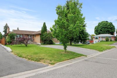 464 Byron Crt, House other with 3 bedrooms, 2 bathrooms and 5 parking in Oshawa ON | Image 2