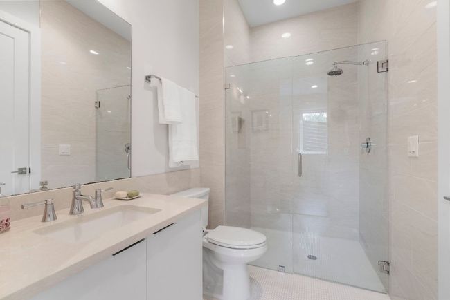 Guest bathroom. | Image 31