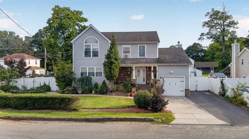 139 Smith St, Amityville, NY, 11701-2422 | Card Image