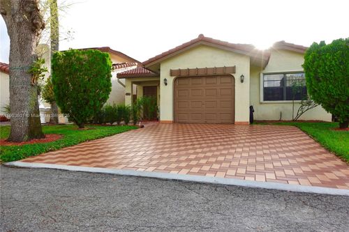17450 Nw 66th Ct, Hialeah, FL, 33015-4430 | Card Image