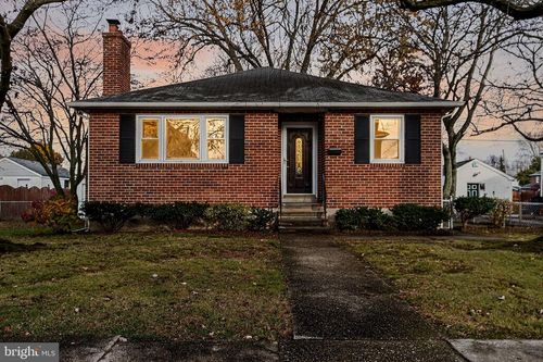 111 E Oak Ln, GLENOLDEN, PA, 19036-1414 | Card Image