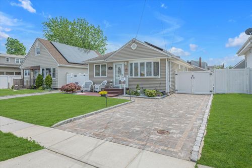 115 W Granada Ave, Lindenhurst, NY, 11757-6444 | Card Image