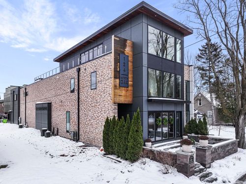 124 N Oak St, Traverse City, MI, 49684-2241 | Card Image