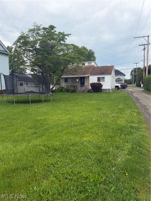 525 Wabash Ave N, Brewster, OH, 44613-1045 | Card Image