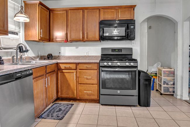 Gas Range And Built-In Microwave. | Image 6
