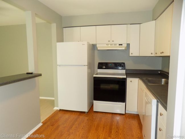APT-4 - 7570 Woodview St, Condo with 2 bedrooms, 2 bathrooms and null parking in Westland MI | Image 4