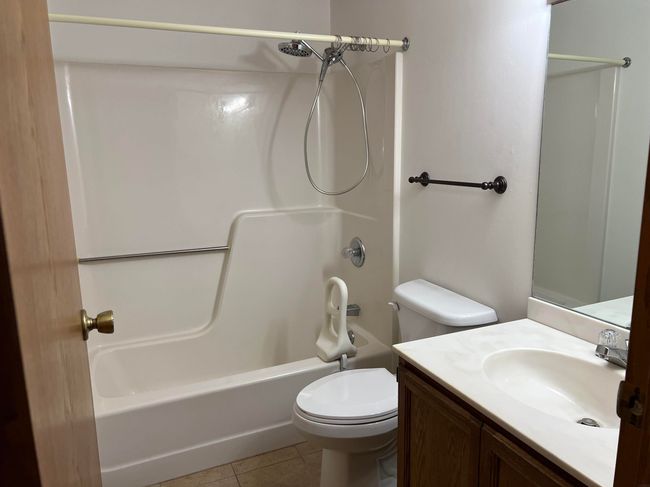 APT-1 - 702 Clearview Dr, Condo with 2 bedrooms, 2 bathrooms and null parking in Decorah IA | Image 8