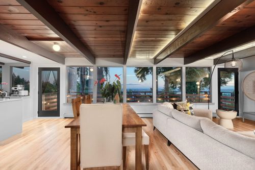 495 Crestwood Ave, North Vancouver, BC, V7N3C4 | Card Image