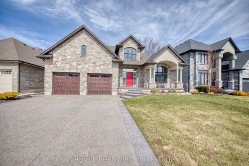 9421 Madison Cres, Niagara Falls, ON, L2H0M3 | Card Image