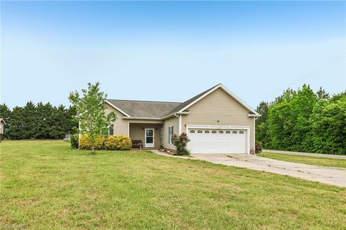 104 Mollie Rd, Harmony, NC, 28634-8931 | Card Image