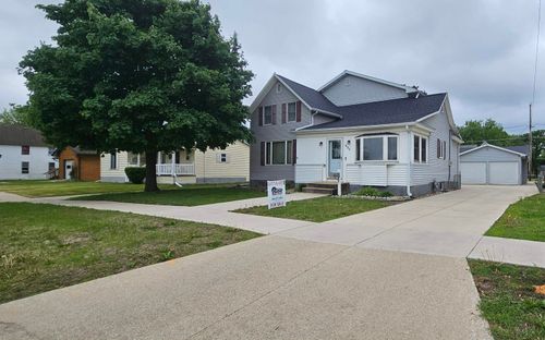 820 Sherman Ave, Manchester, IA, 52057-1336 | Card Image