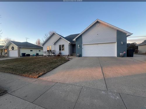 123 Green Court Dr, Elk Point, SD, 57025-2134 | Card Image