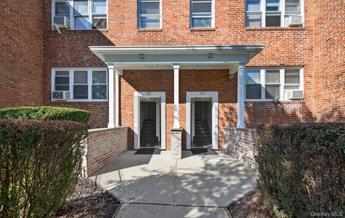 28 Linden St, Great Neck, NY, 11021-3833 | Card Image