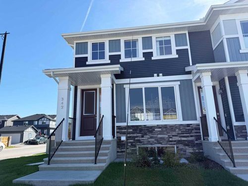 342 Sundown Rd, Townhouse with 3 bedrooms, 3 bathrooms and 2 parking in Cochrane AB | Card Image
