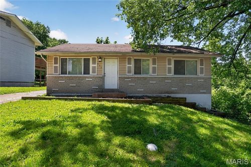 262 Coburg Dr, Saint Louis, MO, 63137-3947 | Card Image