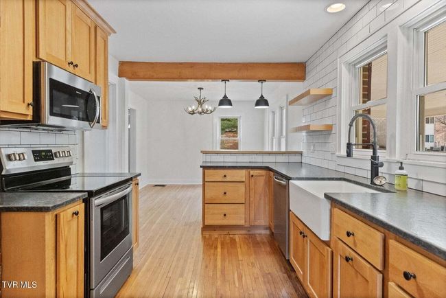 461 S Shady Ave, House other with 3 bedrooms, 3 bathrooms and null parking in Damascus VA | Image 6