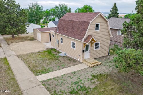 722 University Ave, Williston, ND, 58801-5610 | Card Image